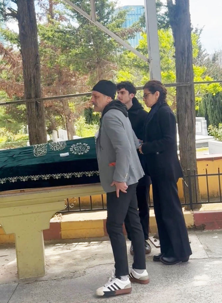 Ozan Güven’den eski eşine destek: Cenazeye katıldı - Resim : 1