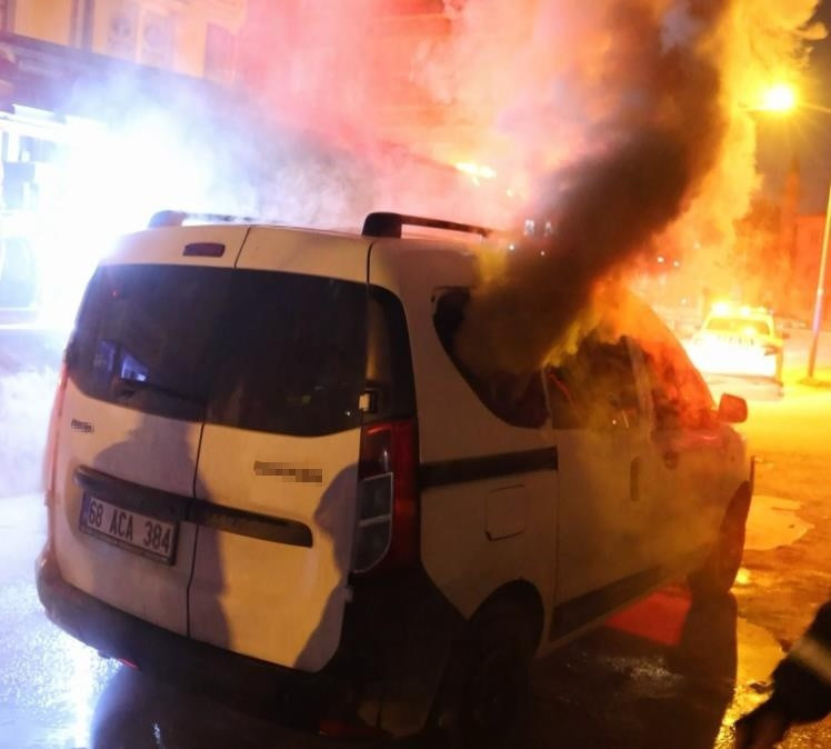 Park halindeki aracın içi yandı: İki yaralı - Resim : 1