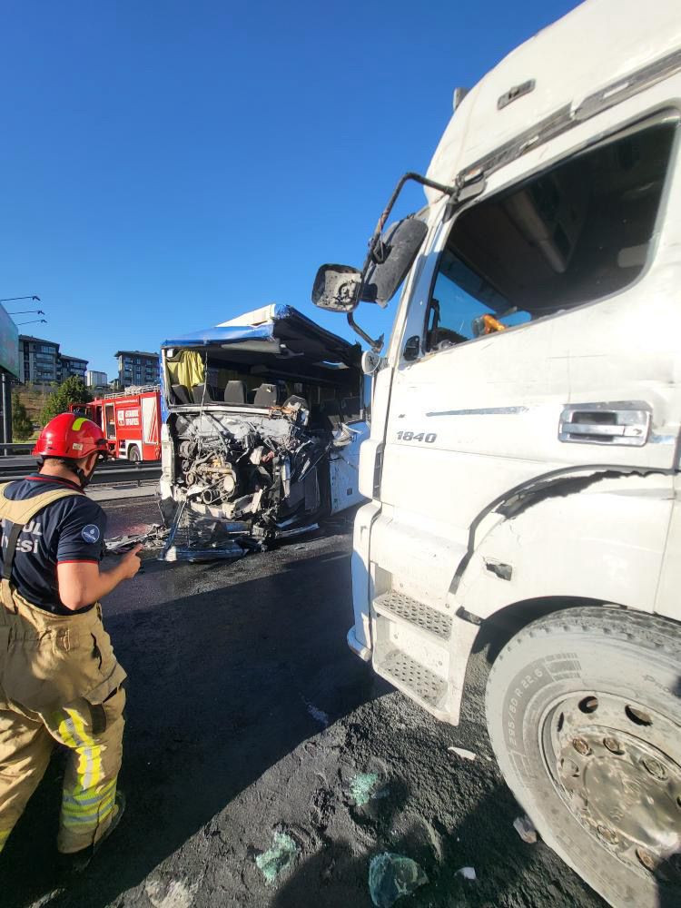 TEM Otoyolu'nda feci kaza: Trafik saatlerce durdu, 1 ölü, 16 yaralı - Resim : 2