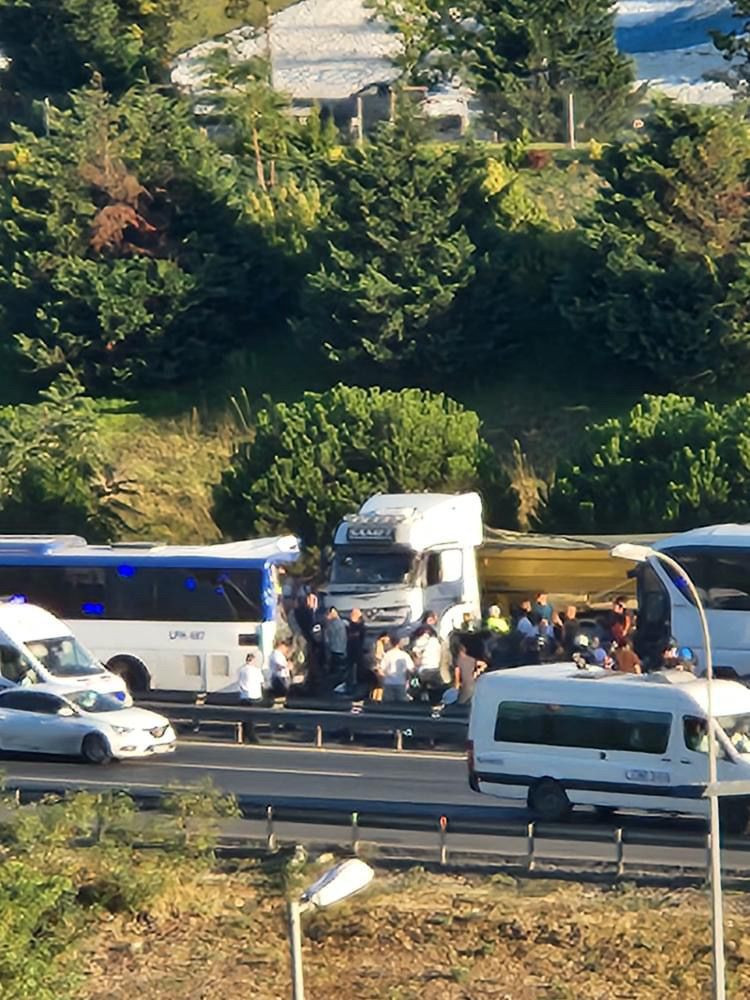 TEM Otoyolu'nda feci kaza: Trafik saatlerce durdu, 1 ölü, 16 yaralı - Resim : 1
