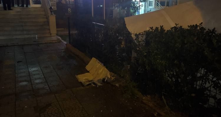 İstanbul'da fırtına: 15 katlı binanın dış cephesi uçtu - Resim: 11