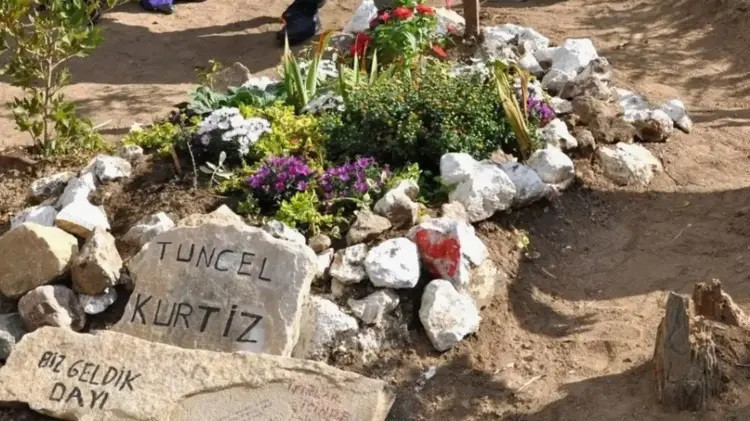 Nail Kırmızıgül'den Tuncel Kurtiz’in mezarına tepki - Resim : 1