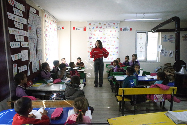 Bravo Derya Hoca: 25 yaşında hem müdür hem öğretmen hem hizmetli - Resim : 1