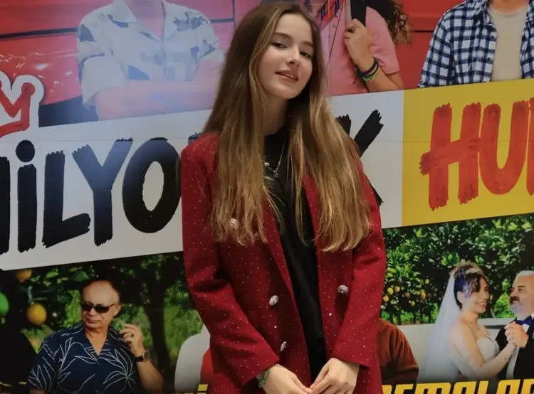 Bir dönemin Kutu Bebek’iydi. Artık genç kız oldu - Resim : 1