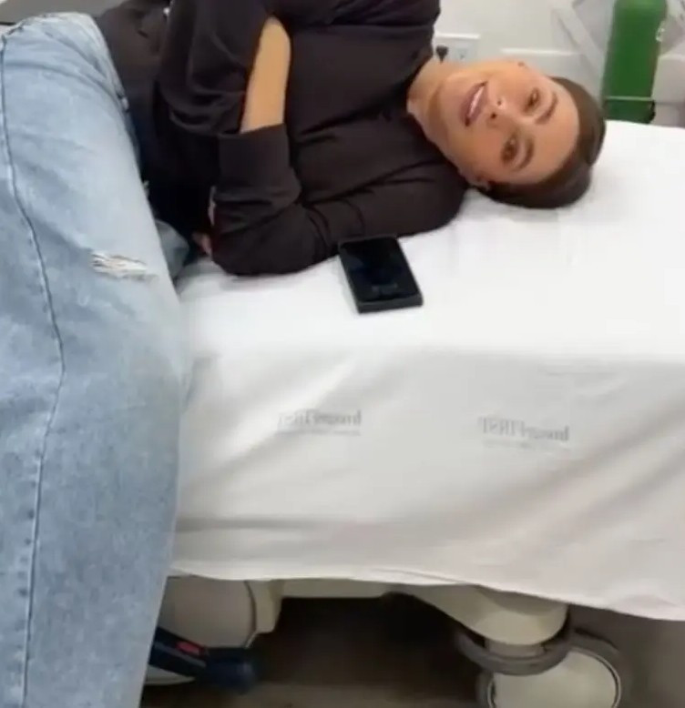 Ünlü oyuncu hayranlarını korkuttu: Acil servise kaldırıldı - Resim : 1