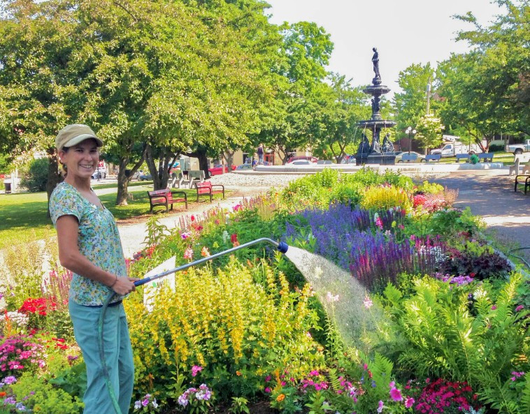 Bahçıvan parkta temizlik yaparken saklı hazine buldu - Resim : 1