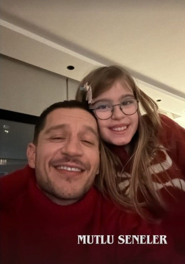 2026'ya böyle girdiler! Ünlülerin yeni yıl paylaşımları - Resim: 7