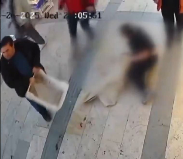 Eski koca dehşeti: İki kızının yanında defalarca bıçakladı! - Resim : 1