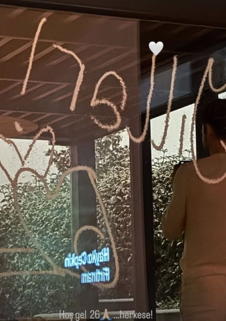 2026'ya böyle girdiler! Ünlülerin yeni yıl paylaşımları - Resim: 5