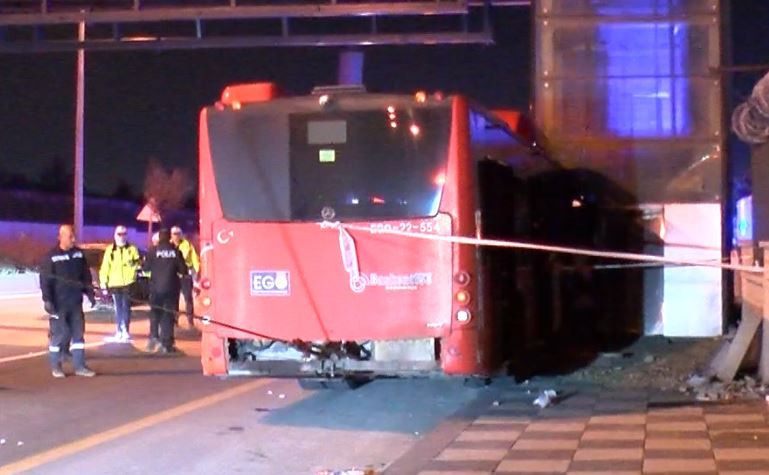 Ankara'da belediye otobüsü üst geçide çarptı. 24 kişi yaralı - Resim : 7