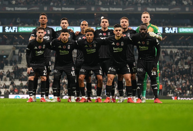 Beşiktaş taraftarından, 'derbiye yabancı hakem' tezahüratı