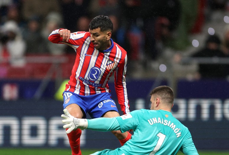 Atletico Madrid'li Angel Correa, hakeme küfrettiği için 5 maç men cezası aldı