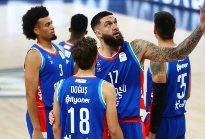 Anadolu Efes play-in aşkına parkeye çıkıyor: Hedef Partizan'ı Belgrad'da devirmek