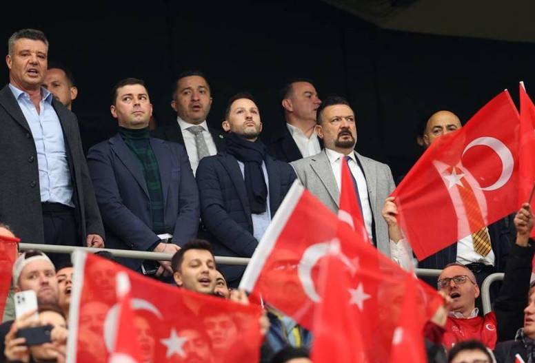 Domenico Tedesco, Türkiye'ye desteklemek için tribündeki yerini aldı
