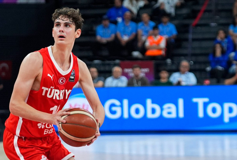 Ömer Kutluay 17 yaşında basketbol tarihine geçti