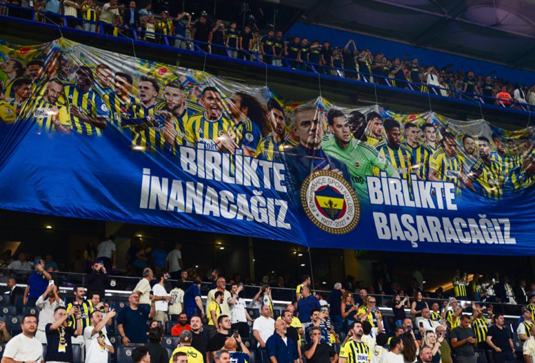 Fenerbahçe taraftarından Aziz Yıldırım'a sevgi gösterisi