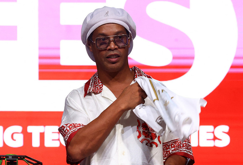 46 yaşındaki Ronaldinho, 11 yıl sonra futbola döndü
