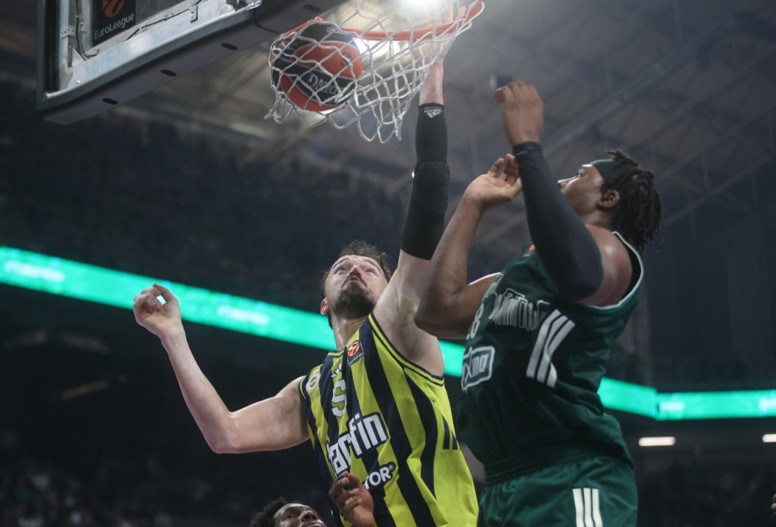 Fenerbahçe Yunanistan'da yıkıldı. Obradovic Jasikevicius'u devirdi