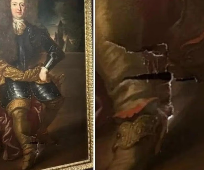 Bir turist terörü daha! Poz vereyim derken 300 yıllık tabloya zarar verdi - Resim : 3