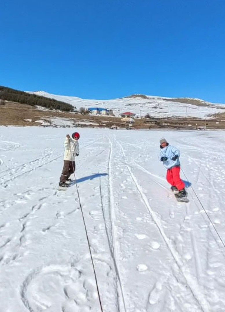 Atlar dörtnala, onlar snowboard’la! Çıldır Gölü'nde sınırları zorladılar - Resim: 6