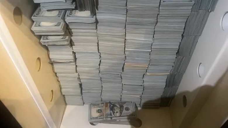 Kayyum yardımcısına ait rüşvet paralarının çelik kasalı deposu ortaya çıktı. Annesi boş valizlerle gelince yakalandı - Resim : 5