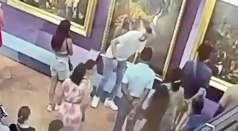 Bir turist terörü daha! Poz vereyim derken 300 yıllık tabloya zarar verdi - Resim : 2