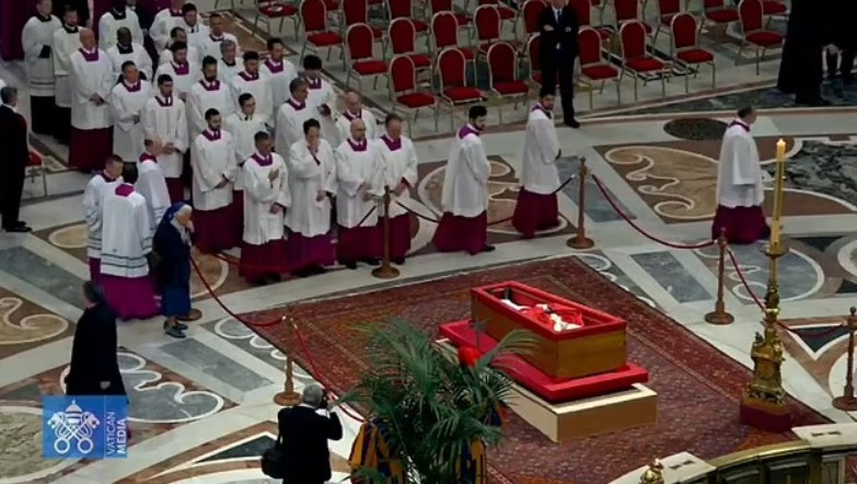 Papa'nın cenazesinde ilginç anlar: Protokolü delmesine izin verildi - Resim : 2