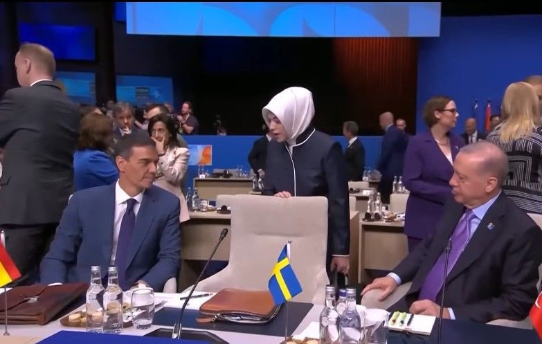 Erdoğan, İmamoğlu pankartı nedeniyle sitem etmişti: Sanchez'le NATO zirvesinde görüştü - Resim: 2