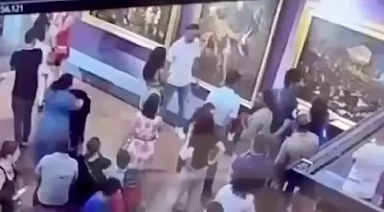 Bir turist terörü daha! Poz vereyim derken 300 yıllık tabloya zarar verdi - Resim : 1