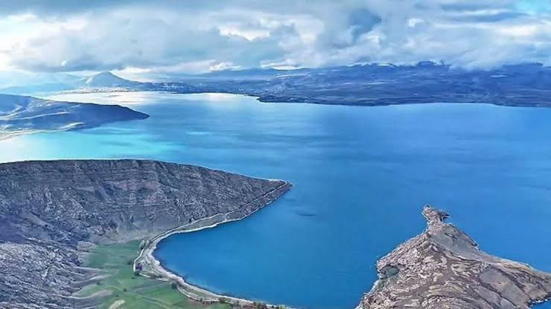İ&ccedil;ine girenlerin sa&ccedil;ları sararıyor. Van G&ouml;l&uuml;&rsquo;nde bin yıllık tarih yatıyor - Resim : 2