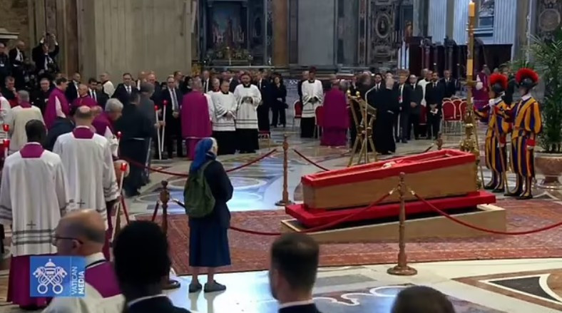 Papa'nın cenazesinde ilginç anlar: Protokolü delmesine izin verildi - Resim : 1