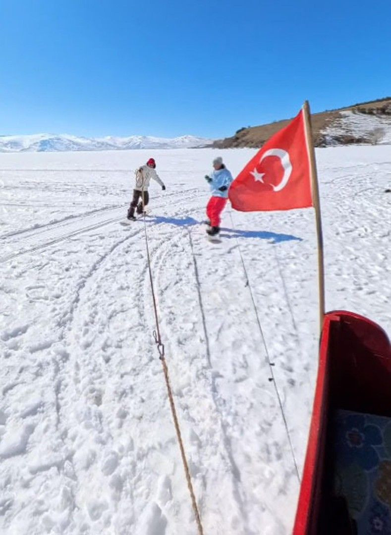 Atlar dörtnala, onlar snowboard’la! Çıldır Gölü'nde sınırları zorladılar - Resim: 7
