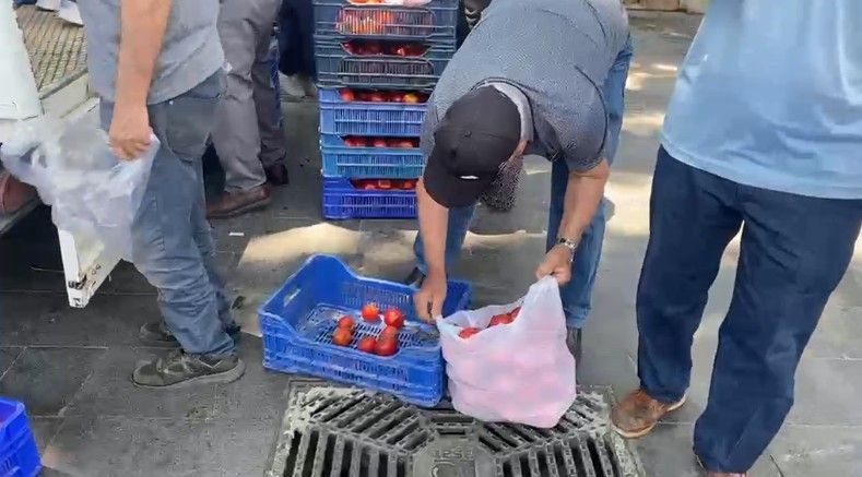 Halde alıcı bulamadığı 4 ton domatesi vatandaşlara ücretsiz dağıttı - Resim: 4