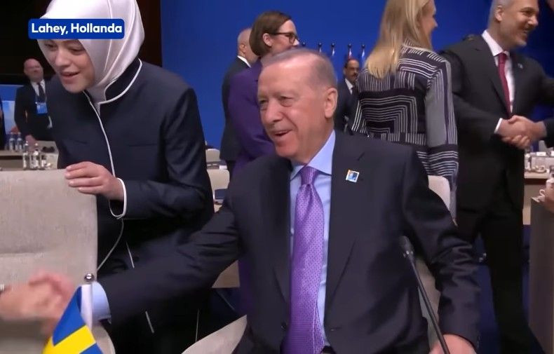 Erdoğan, İmamoğlu pankartı nedeniyle sitem etmişti: Sanchez'le NATO zirvesinde görüştü - Resim: 3