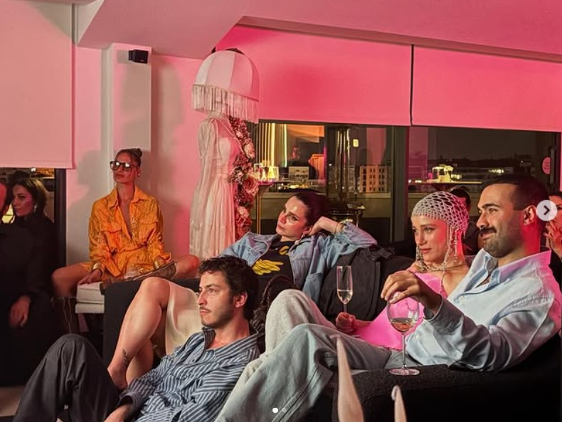 Serenay Sarıkaya ve Mert Demir'den yeni kare! Birlikte izlediler - Resim : 1