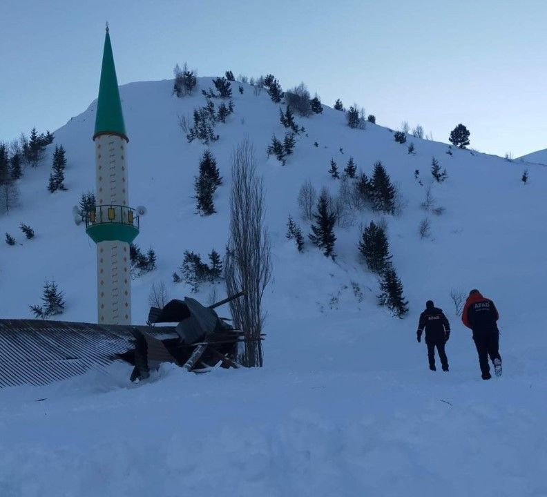 Posof’ta cami ve lojmanın üzerine çığ düştü - Resim: 3