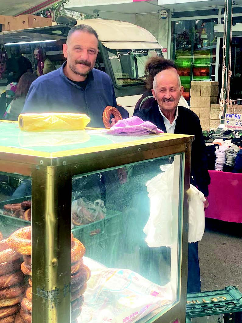 ERENKÖY PAZARINI GEZERKEN GÖRDÜM VE KONUŞTUM: Abdullah Amca… 82 yaşında, emekli ve simit satmak zorunda! - Resim : 2