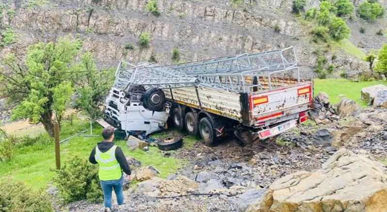 Şarampole yuvarlanan kamyonun şoförü kurtarılamadı - Resim : 1