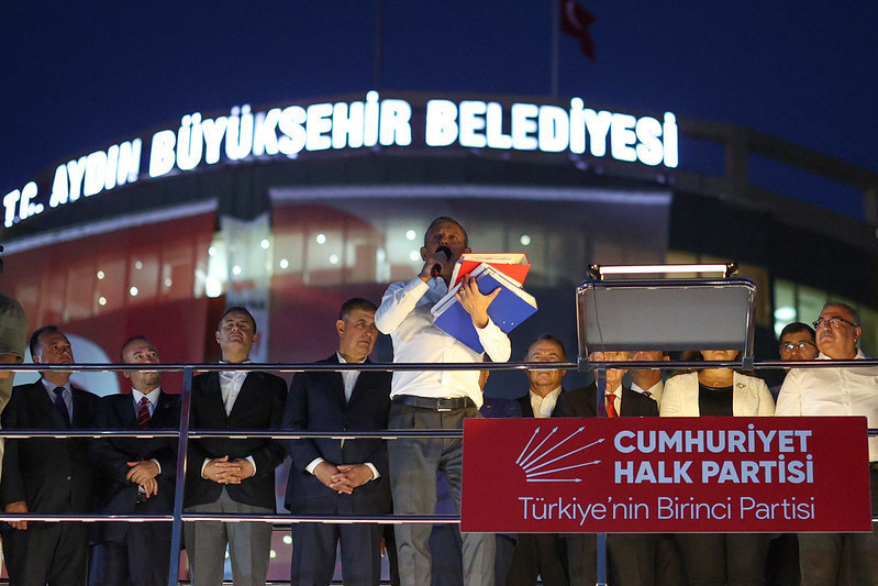 Özlem Çerçioğlu'nun AKP'ye geçmesinin ardından CHP'den Aydın'da gövde gösterisi - Resim : 23