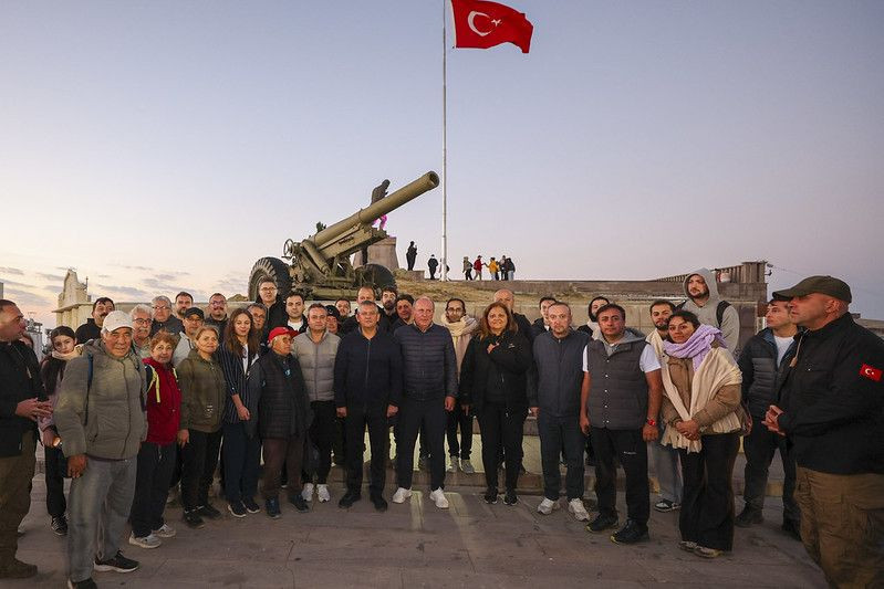 Özel ve beraberindekiler 4 saat yürüdü, sonra da gün doğumunu bekledi - Resim: 2