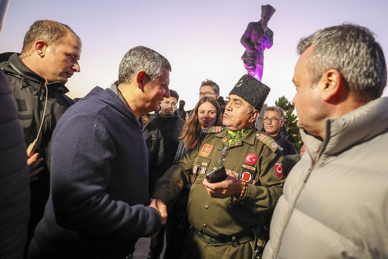 Özel ve beraberindekiler 4 saat yürüdü, sonra da gün doğumunu bekledi - Resim: 3