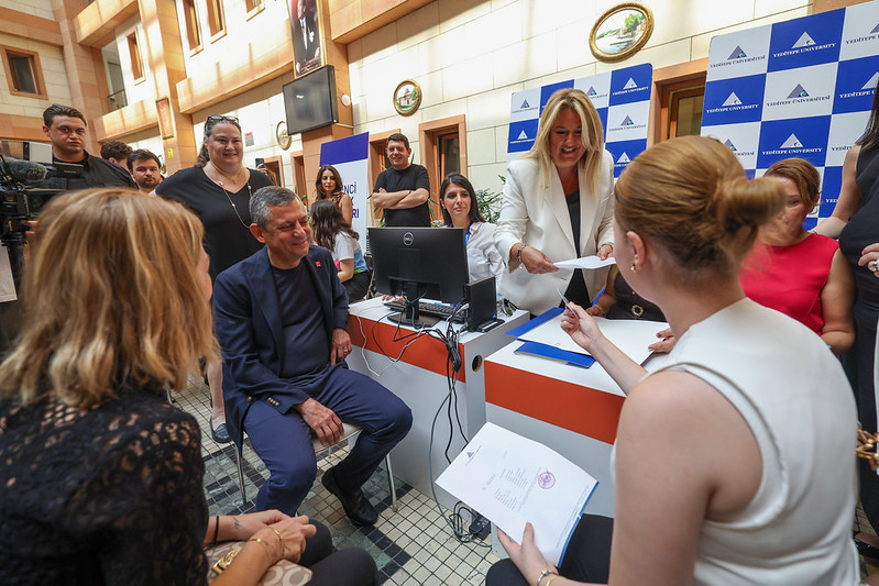 Özgür Özel, Ferdi Zeyrek'in kızını üniversiteye kaydettirdi: Velisiyim - Resim : 1