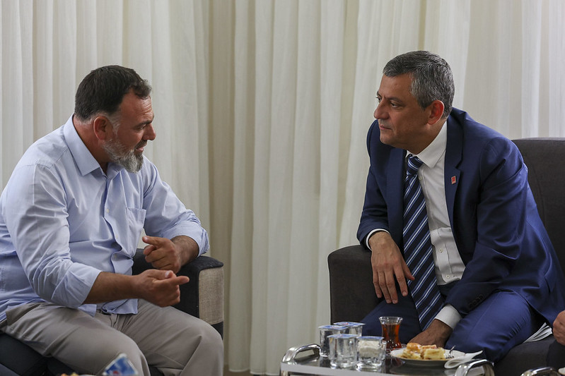 Özgür Özel şehit ailesini ziyaret etti - Resim : 1