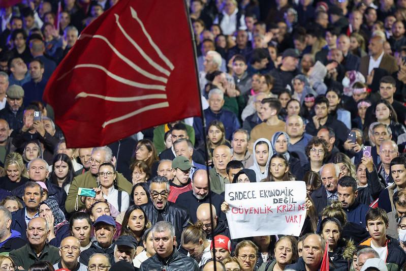 Özel, Meclis'te protesto ettiği Erdoğan'a seslendi: Trump seni seçmenin elinden kurtaramaz - Resim : 3