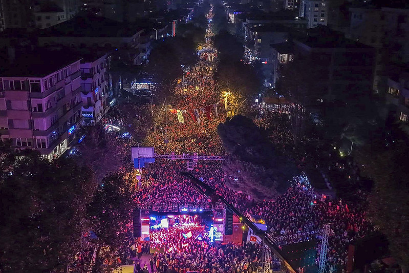 Yüz binler 'Cumhuriyet Yürüyüşü' için Kadıköy'e aktı - Resim : 1