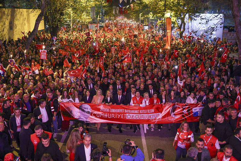 Yüz binler 'Cumhuriyet Yürüyüşü' için Kadıköy'e aktı - Resim : 2