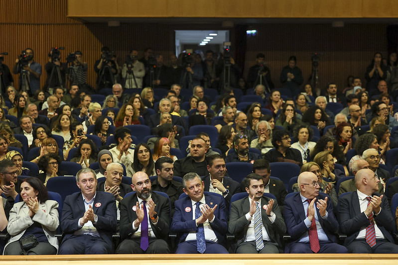 &Ouml;zg&uuml;r &Ouml;zel: AK Parti rahatsızlık yaratan t&uuml;m gazetecileri susturmaya &ccedil;alışıyor - Resim : 2