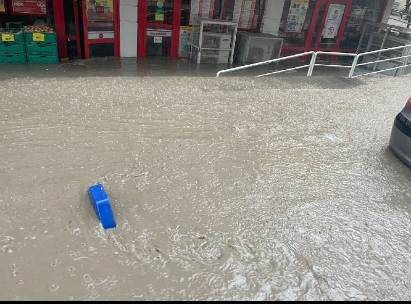 Sağanak hayatı felç etti: Dereler taştı, ev ve iş yerleri su altında kaldı - Resim : 1