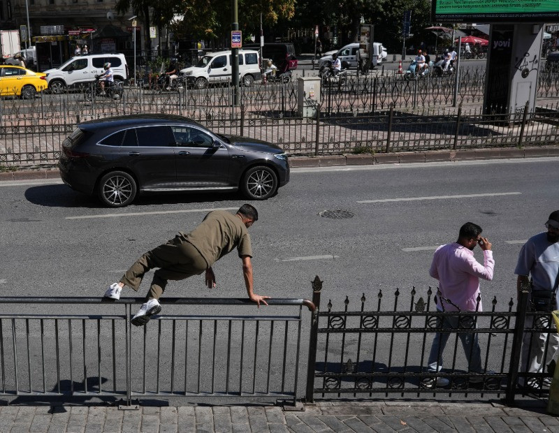 İstanbul’un göbeğinde kimsenin takmadığı tabela - Resim : 3
