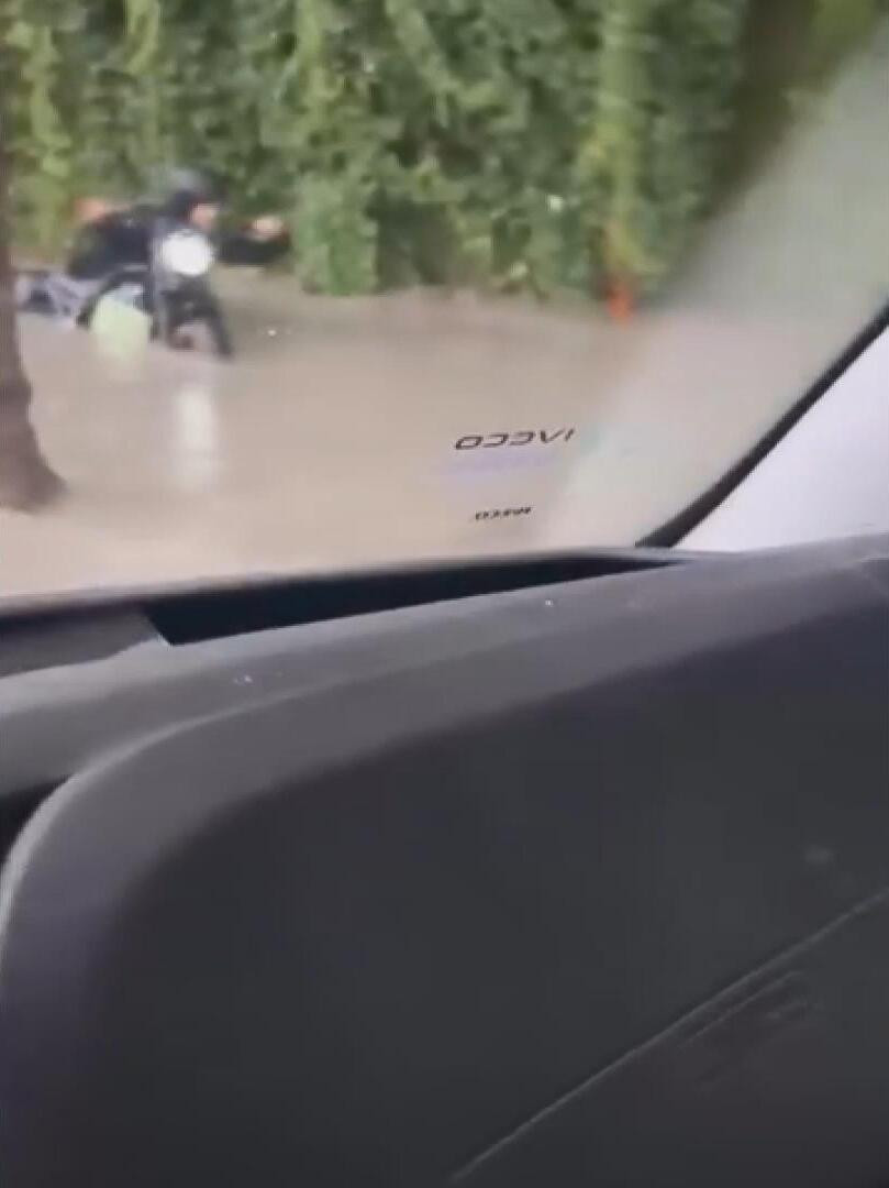 Yağmur suları motorcuyu yutuyordu! - Resim : 5
